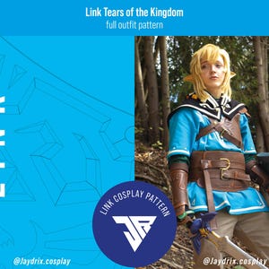Könnte beinhalten: Ein Link Tears of the Kingdom Komplett-Outfit-Schnittmuster mit einer blauen Tunika mit weißem Saum, einem braunen Brustgurt in Lederoptik, einem breiten braunen Gürtel mit goldenen Schnallen, braunen Armschienen und einem Schwert. Text Link Tears of the Kingdom.