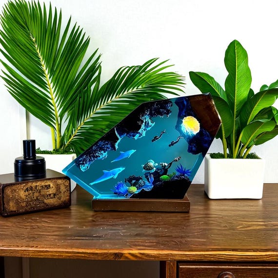 Petite Lampe Veilleuse En Résine Des Années 70 - Thème Fonds Marins - 13 Cm De Haut
