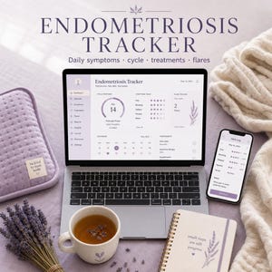 Może przedstawiać: Cyfrowy tracker endometriozy wyświetlany na ekranie laptopa i smartfona, z pulpitem nawigacyjnym do śledzenia cyklu, objawów i zaostrzeń. Zestaw zawiera lawendowy termofor, kubek herbaty oraz notatnik ze spiralą.