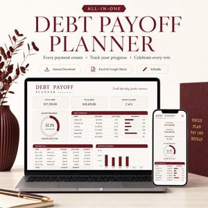 Op de afbeelding: Een laptop en een smartphone tonen een interface van een schuld aflossingsplanner. Het scherm toont financiële gegevens, waaronder de totale schuld, betalingen en voortgang. De tekst "DEBT PAYOFF PLANNER" staat prominent weergegeven, samen met de zinnen "Every payment counts".