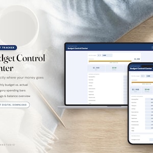 Op de afbeelding: Een digitale budgettracker-sjabloon genaamd Budget Control Center, weergegeven op een laptopscherm en een smartphone. De interface bevat maandelijkse budgetvergelijkingen, uitgavenbalken per categorie en een overzicht van spaargeld.
