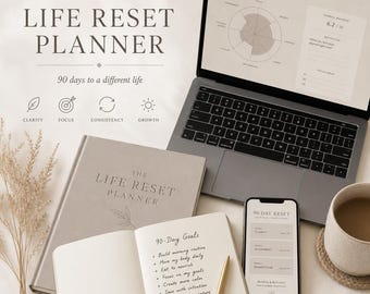 Puede incluir: Imagen de estilo de vida en tonos neutros con un portátil, un smartphone, un diario y una taza. El diario está abierto con notas manuscritas y un bolígrafo dorado. El portátil muestra un gráfico de auditoría de vida. El diario dice "The Life Reset Planner".
