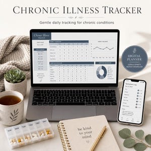 Könnte beinhalten: Ein digitaler Tracker für chronische Krankheiten auf einem Laptop-Bildschirm und Smartphone, mit wöchentlicher Übersicht, Symptomprotokoll und Wellness-Diagrammen. Enthält einen Tabletten-Organizer, ein Notizbuch mit dem Text be kind to your mind und einen Stift.