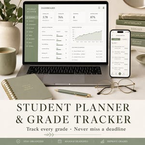 Könnte beinhalten: Ein Laptop und ein Smartphone mit einer Studentenplaner- und Notenverfolgungs-Oberfläche. Ein Notizbuch, ein Stift und eine Brille liegen auf dem Schreibtisch. Der Text lautet "STUDENT PLANNER & GRADE TRACKER" und "Track every grade • Never miss a deadline."