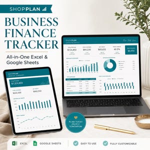Può includere: Un laptop e un tablet mostrano un business finance tracker con grafici e dati. Il testo recita "SHOPPLAN BUSINESS FINANCE TRACKER" e "All-in-One Excel & Google Sheets". Il tablet mostra un riepilogo annuale con dati finanziari.