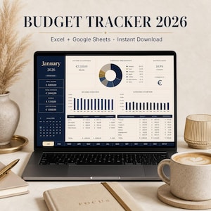 Puede incluir: Un portátil que muestra un rastreador de presupuesto para 2026, con gráficos y datos financieros. La pantalla muestra ingresos vs. gastos, desglose de gastos y tasa de ahorro. El texto "BUDGET TRACKER 2026" está en la parte superior. Una taza de café y un cuaderno.