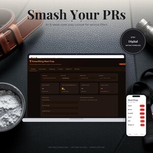 Könnte beinhalten: Ein digitaler Powerlifting-Wettkampfplaner auf einem Laptop-Bildschirm und einem Smartphone, mit dunkelbraunen Oberflächen, Eingabefeldern für Kniebeugen, Bankdrücken und Kreuzheben sowie dem Text Smash Your PRs und Meet Prep auf den Displays.
