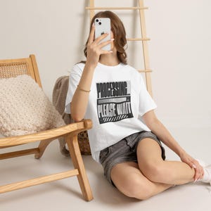 Verwerking vereist, even geduld T-shirt | Retro laadbalk afbeelding