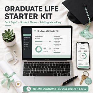 Op de afbeelding: Een laptop, smartphone en accessoires zijn gerangschikt op een wit oppervlak. De laptop toont een "Graduate Life Starter Kit"-interface. Een afstudeerhoed, diploma en sleutels zijn ook aanwezig. De tekst "Debt Payoff + Student Planner + Adulting Made Easy" is zichtbaar.