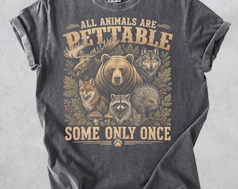 Camiseta divertida de animales salvajes, camiseta gráfica "Todos los animales son acariciables", regalo para amantes de los animales del bosque, camiseta con colores cómodos de oso, alce, lobo y mapache.