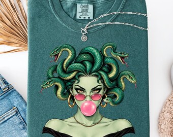 Camiseta Medusa Bubblegum, estampado de serpiente de la mitología griega, arte de gafas de sol retro, regalo gótico pastel, camiseta Comfort Colors