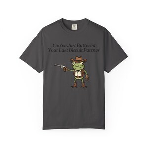 Camiseta de rana vaquera Comfort Colors®, camiseta "Acabas de untarle mantequilla a tu última galleta", meme divertido del oeste imagen 13