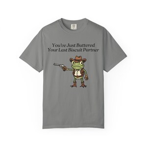 Camiseta de rana vaquera Comfort Colors®, camiseta "Acabas de untarle mantequilla a tu última galleta", meme divertido del oeste imagen 12