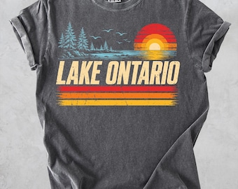 Camiseta com estampa do Lago Ontário, pôr do sol nos Grandes Lagos, presente retrô para férias no Canadá, camiseta com cores confortáveis para atividades ao ar livre em casas de campo.