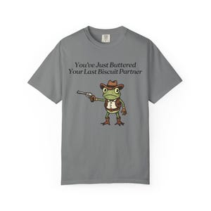 Camiseta de rana vaquera Comfort Colors®, camiseta "Acabas de untarle mantequilla a tu última galleta", meme divertido del oeste imagen 7