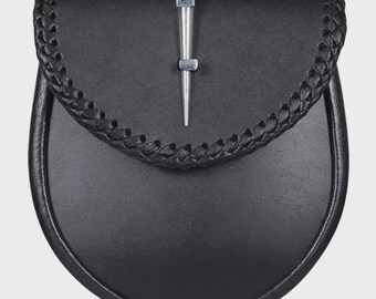 Può includere: Sporran in pelle nera con bordo superiore intrecciato e cantle e catena argentati. Lo sporran ha un fondo arrotondato e una chiusura a patta. Il design è tradizionale e adatto alle occasioni formali.