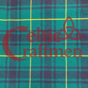 Op de afbeelding: Close-up van een groen, marineblauw en geel geruite stof. De stof heeft een herhalend patroon van elkaar kruisende lijnen. De tekst "Celtic Craftmen" is in een roodbruine kleur op de stof geplaatst.