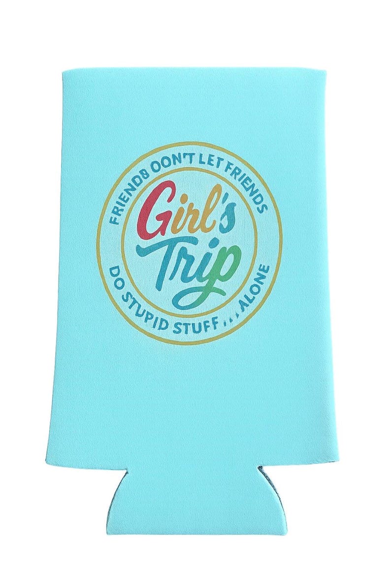 Op de afbeelding: Een lichtblauwe blikkoeler met de tekst "FRIENDS DON'T LET FRIENDS DO STUPID STUFF...ALONE" rond de woorden "Girl's Trip" in een kleurrijk ontwerp. De koeler is ontworpen om dranken koud te houden.