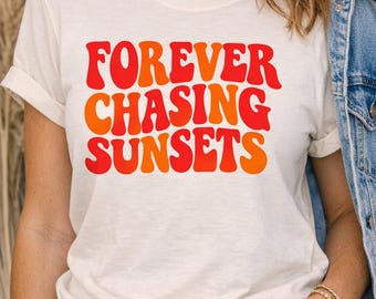 Retro quote Forever Chasing Sunsets | 5 kleurvariaties | PNG- en JPEG-bundel | Vintage groovy typografie | Digitale download shirts/stickers