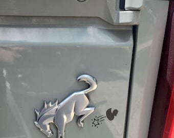 Sticker Duck Getting Kicked: permanente vinylsticker voor Bronco-fans.  Meerdere kleuren en maten.