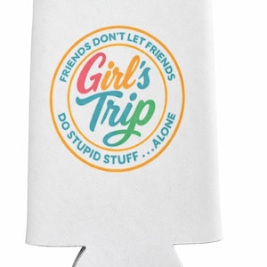 Op de afbeelding: Witte blikkoeler met de tekst "Friends Don't Let Friends Do Stupid Stuff...Alone" in een cirkelvormig ontwerp. De woorden "Girl's Trip" staan in kleurrijk schrift in het midden. Een leuk accessoire voor een vriendinnenuitje.