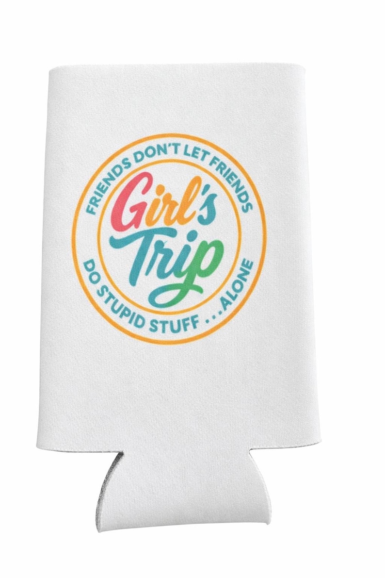 Op de afbeelding: Witte blikkoeler met de tekst "Friends Don't Let Friends Do Stupid Stuff...Alone" in een cirkelvormig ontwerp. De woorden "Girl's Trip" staan in kleurrijk schrift in het midden. Een leuk accessoire voor een vriendinnenuitje.