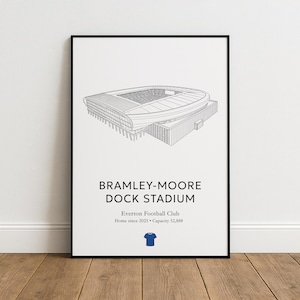 Puede incluir: Impresión enmarcada del estadio Bramley-Moore Dock, una ilustración arquitectónica detallada en blanco y negro. El texto debajo dice "Bramley-Moore Dock Stadium" e incluye detalles sobre el Everton Football Club.