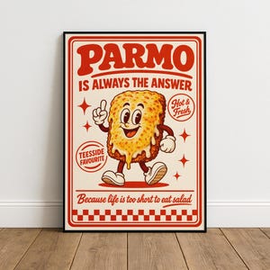 Könnte beinhalten: Ein gerahmtes Poster mit Retro-Design. Das Poster zeigt eine Cartoon-Parmo-Figur mit lächelndem Gesicht, Armen und Beinen. Der Text enthält "PARMO IS ALWAYS THE ANSWER" und "TEESSIDE FAVOURITE". Das Poster befindet sich in einem schwarzen Rahmen.