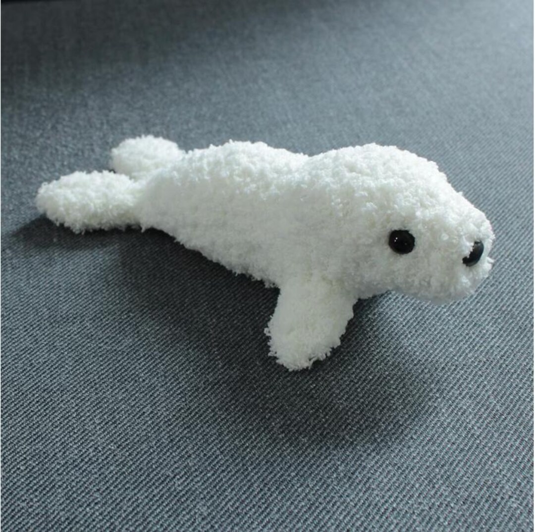 手作りの赤ちゃんアザラシのぬいぐるみ - 柔らかい白いかぎ針編みの
