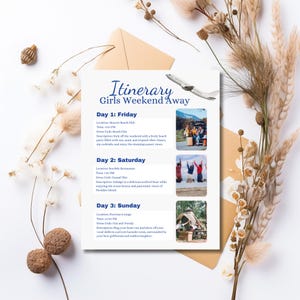 Könnte beinhalten: Eine Reise-Reiseroute mit dem Titel "Girls Weekend Away" in blauem und weißem Design. Die Reiseroute enthält Details für Freitag, Samstag und Sonntag mit Beschreibungen von Aktivitäten und Kleiderordnungen. Das Bild ist mit Trockenblumen und einem braunen Umschlag verziert.
