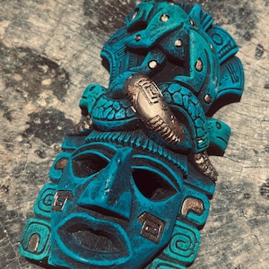 Máscara maya decorativa: arte mural tribal indígena, decoración de civilización antigua