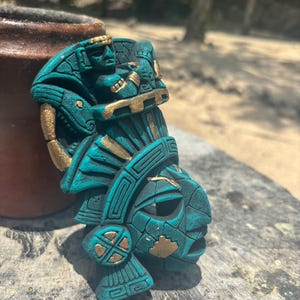 Máscara maya decorativa: arte mural tribal indígena, decoración de civilización antigua