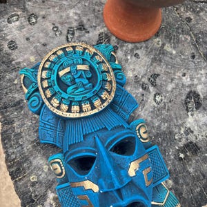 Máscara maya decorativa: arte mural tribal indígena, decoración de civilización antigua