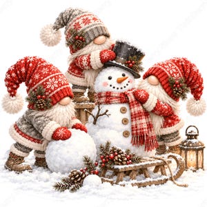 Puede incluir: Tres gnomos con largas barbas blancas, vestidos con gorros y jers&eacute;is de patrones rojos y grises, construyen un mu&ntilde;eco de nieve. El mu&ntilde;eco lleva un sombrero de copa negro y una bufanda de cuadros rojos. Hay un trineo de madera y una linterna.