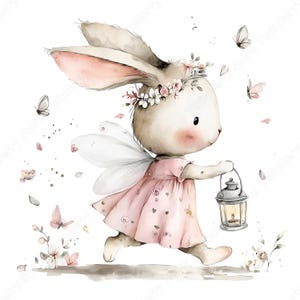 Puede incluir: Ilustración en acuarela de un conejito hada con vestido rosa, corona de flores y alas de hada, llevando una linterna. Colores suaves y mariposas crean un tema primaveral caprichoso. El conejito corre, con una fuente de luz en la linterna.
