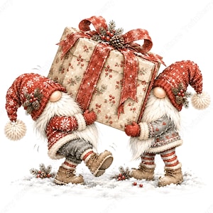 Puede incluir: Dos gnomos con largas barbas blancas, gorros y jers&eacute;is rojos estampados cargan una caja de regalo grande decorada con bayas rojas y ramas de pino. La caja tiene un gran lazo rojo. Est&aacute;n de pie sobre una superficie de nieve blanca.