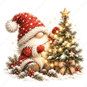 Puede incluir: Un gnomo navide&ntilde;o con un gorro rojo de copos de nieve blancos y un pomp&oacute;n, sentado junto a un peque&ntilde;o pino nevado decorado con luces brillantes y estrellas doradas, rodeado de pi&ntilde;as y bayas rojas sobre un suelo de nieve.