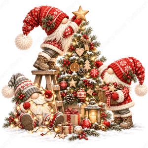 Puede incluir: Tres gnomos con ropa de invierno roja y gris decoran un &aacute;rbol de Navidad. Un gnomo est&aacute; sobre una escalera de madera colocando una estrella, otro sentado con luces, y el tercero sostiene una cesta de adornos junto a regalos envueltos.
