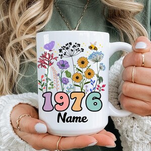 50歳の誕生日マグカップ、彼女へのカスタム50歳の誕生日プレゼント、パーソナライズされた誕生日マグカップ、50代の時代のカップ、名前章50マグカップ、彼女への50歳のプレゼント