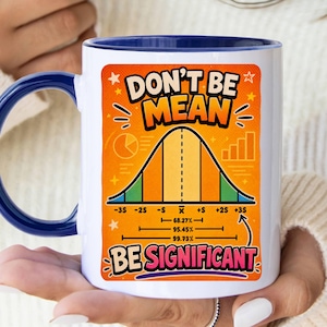 Peut inclure: Un mug en céramique blanche avec une anse et un bord intérieur bleu foncé. L'avant présente un graphique orange en forme de courbe en cloche avec le texte DON'T BE MEAN et BE SIGNIFICANT, incluant des symboles statistiques et des pourcentages.