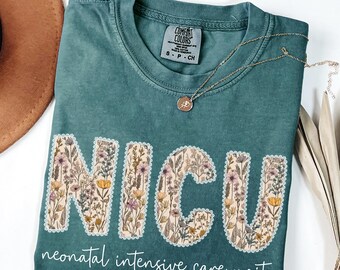 Camiseta de enfermera de la UCIN Comfort Colors®, camiseta de enfermera para recién nacidos, camiseta de enfermera, regalos de la UCIN, enfermería, camiseta floral de enfermera de la unidad de cuidados intensivos neonatales