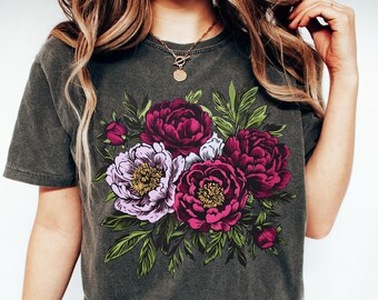 Camiseta linograbado con peonías Comfort Colors®, camiseta de peonías para regalar, camiseta de jardinería, camiseta con peonías de jardín, camiseta floral, camiseta floral cottagecore con flores silvestres.
