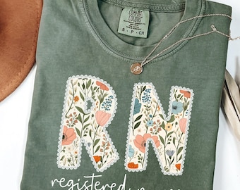 Camiseta de enfermera titulada Comfort Colors®, camiseta de enfermera registrada, regalo para graduados de enfermería, camiseta de enfermera titulada, camiseta floral de enfermera registrada, regalo de graduación de enfermería