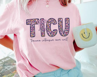 Comfort Colors® TICU-sjuksköterska, traumateam-t-shirt, traumaintensivvårdsavdelning, intensivvårdssjuksköterska, vårblommig trauma-ITA-sjuksköterska-t-shirt