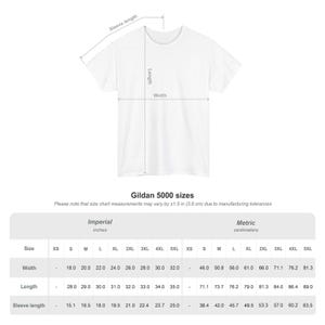 以下が含まれることがあります： 幅、長さ、袖丈の測定値が記載された白いGildan 5000 Tシャツ。 サイズチャートには、XSから5XLまでのサイズのインチとセンチメートルの測定値が含まれています。 チャートには「Gildan 5000 sizes」というテキストも含まれています。