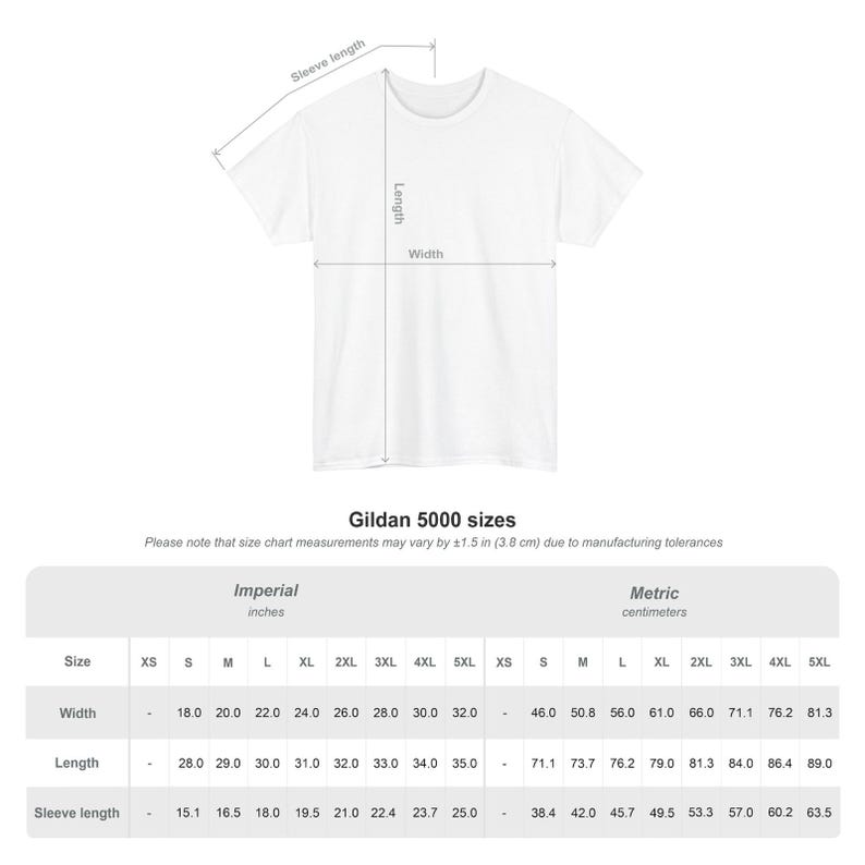 以下が含まれることがあります： 幅、長さ、袖丈の測定値が記載された白いGildan 5000 Tシャツ。 サイズチャートには、XSから5XLまでのサイズのインチとセンチメートルの測定値が含まれています。 チャートには「Gildan 5000 sizes」というテキストも含まれています。