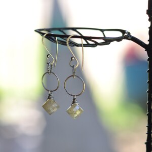 Brincos de prata esterlina amarelo-esverdeada facetada com safiras cor de terra brilhantes