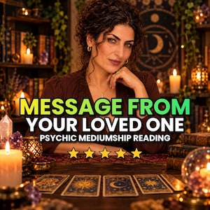 Op de afbeelding: Een mediumschap lezing dienst met de tekst MESSAGE FROM YOUR LOVED ONE PSYCHIC MEDIUMSHIP READING en vijf gele sterren. De afbeelding toont vier tarotkaarten die op een houten tafel liggen, omringd door brandende kaarsen.