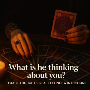 Puede incluir: Una escena de lectura de cartas del tarot con una mano sosteniendo una carta y otras cartas abanicadas. La imagen tiene texto que dice "What is he thinking about you?" y "EXACT THOUGHTS, REAL FEELINGS & INTENTIONS". La escena está tenuemente iluminada con una vela.