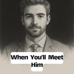 Può includere: Ritratto a matita di un uomo in giacca e cravatta. L'immagine presenta il testo "When You'll Meet Him" in un riquadro bianco in basso. L'uomo ha i capelli scuri e la barba e guarda direttamente l'osservatore.